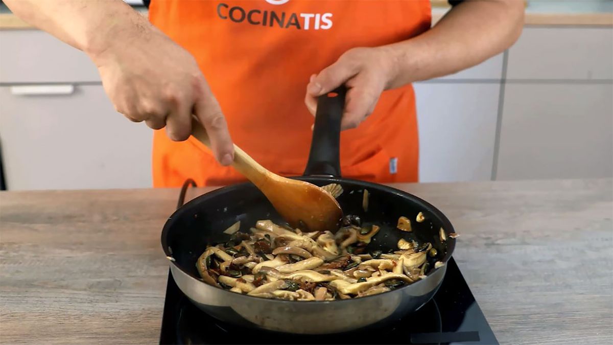 Receta de crepes veganos con relleno de setas y pipas de girasol  paso 2