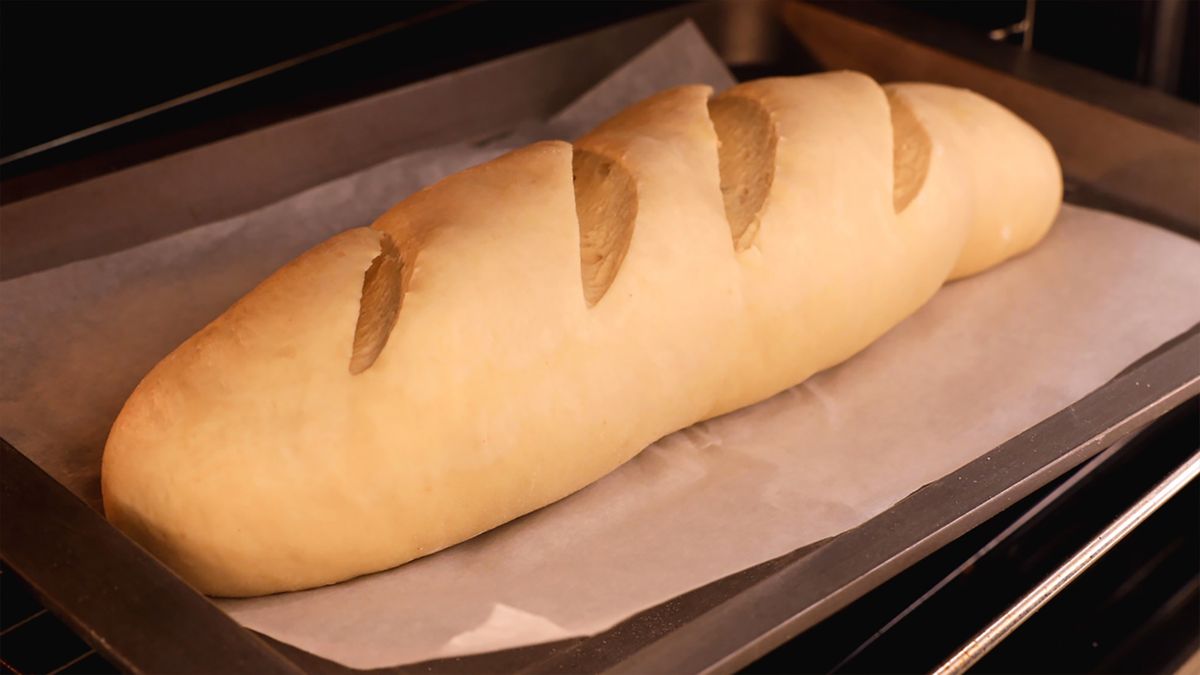 Hornea el pan en una bandeja caliente para conseguir una corteza crujiente