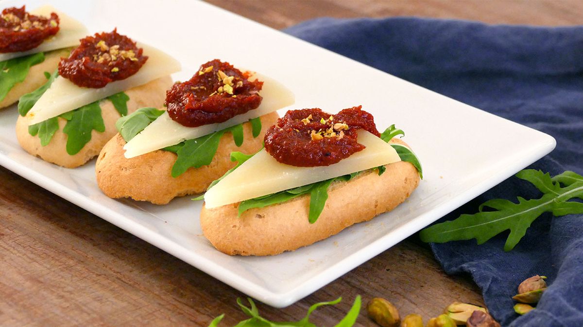 Receta de tosta de pan con mermelada de Pimientos del Piquillo de Lodosa, queso y rúcula