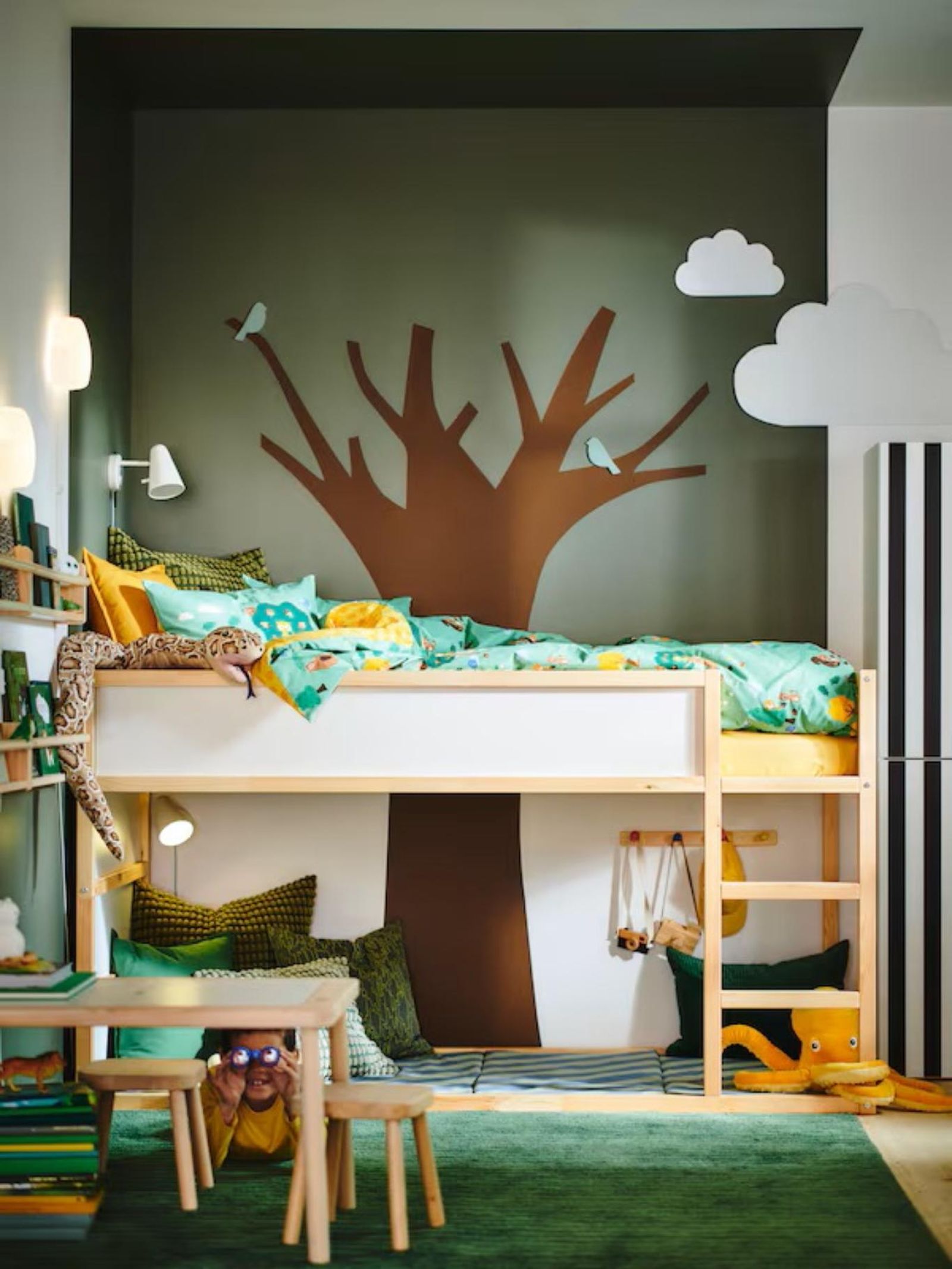 Habitación creativo decorada como un bosque.