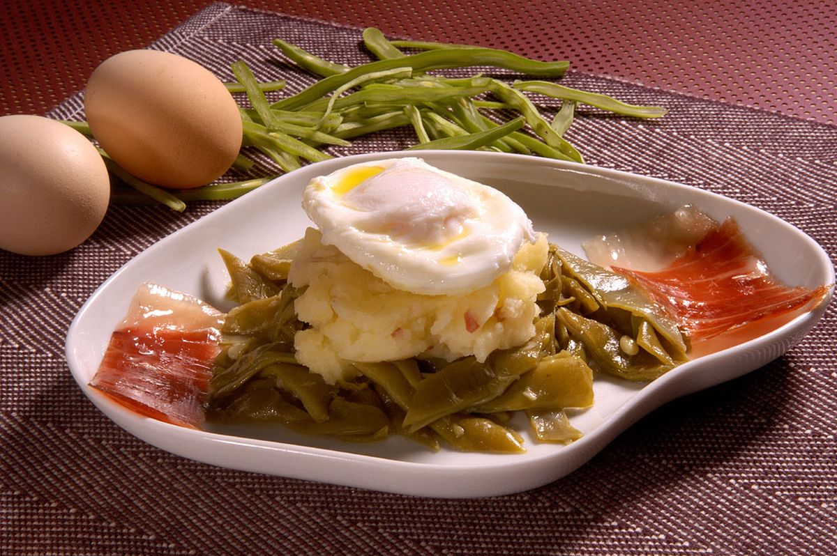 Judías con jamón y huevos escalfados