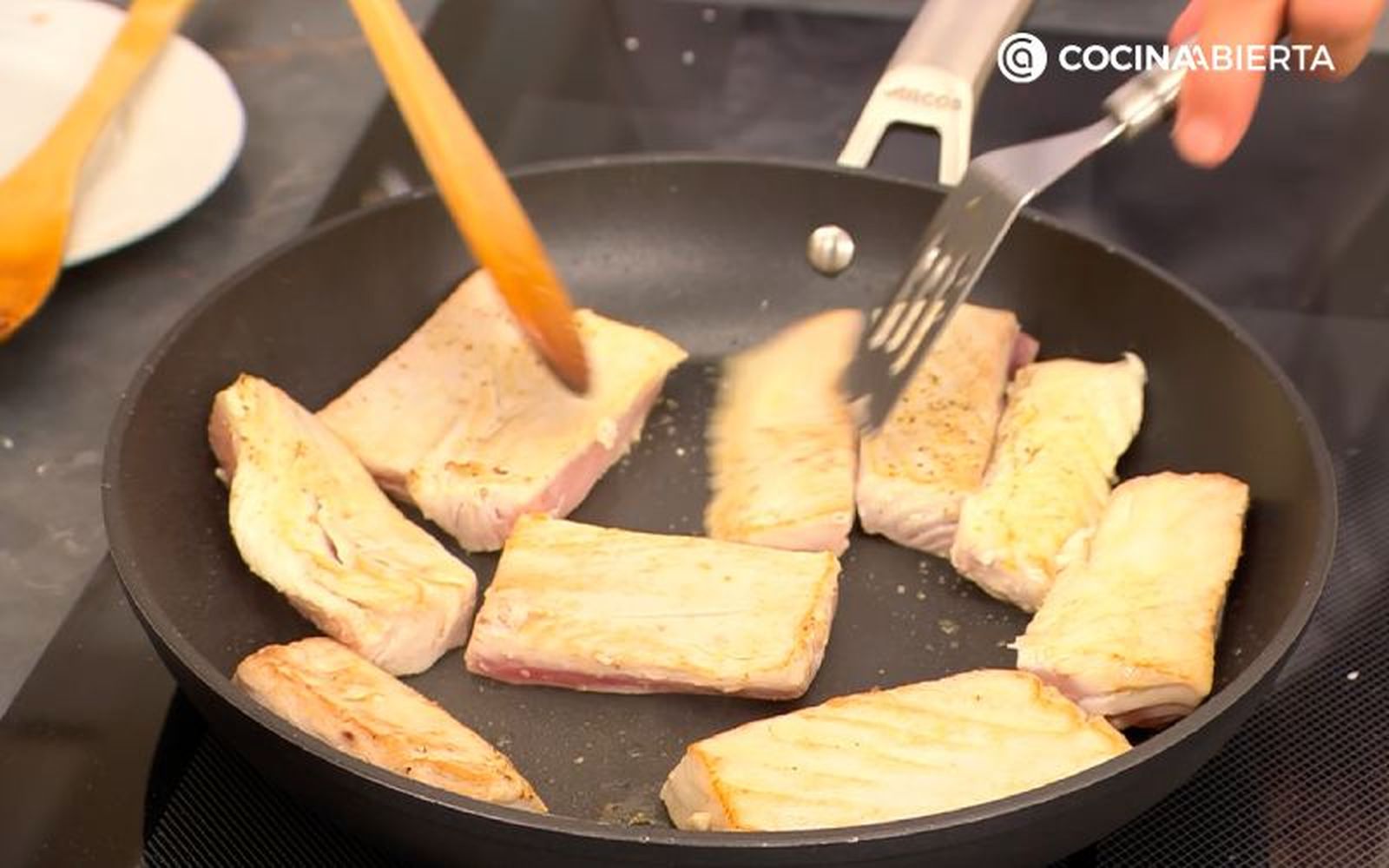 Salpimenta y cocina los filetes de bonito