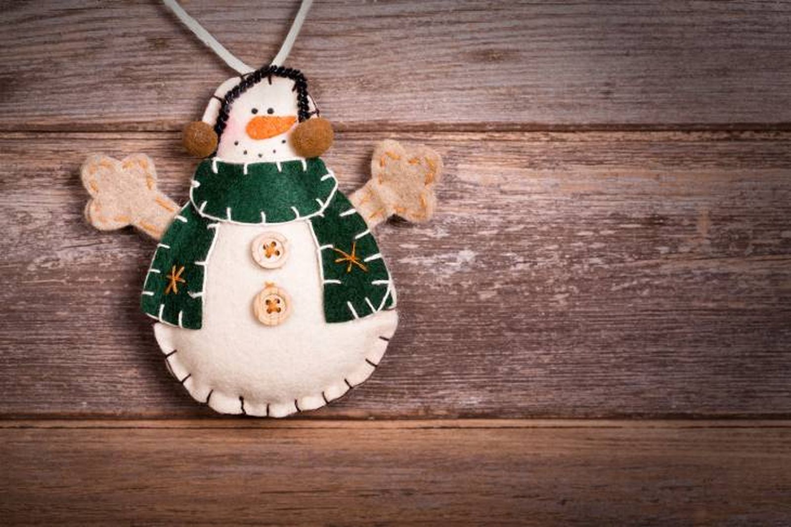 Ideas para hacer un muñeco de nieve de fieltro verde marron