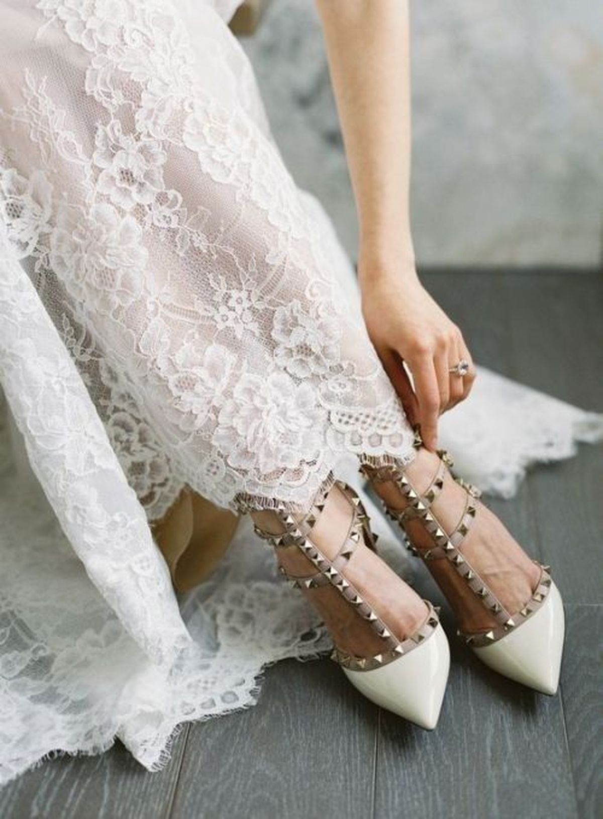 Sandalia Rockstud con tachuelas de Valentino