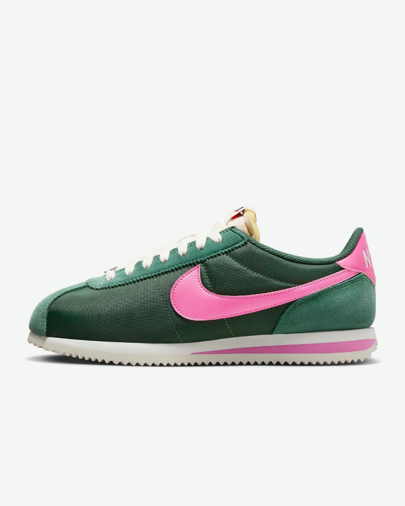 Nike Cortez en color Fir/Sail/Team Orange/Pinksicle