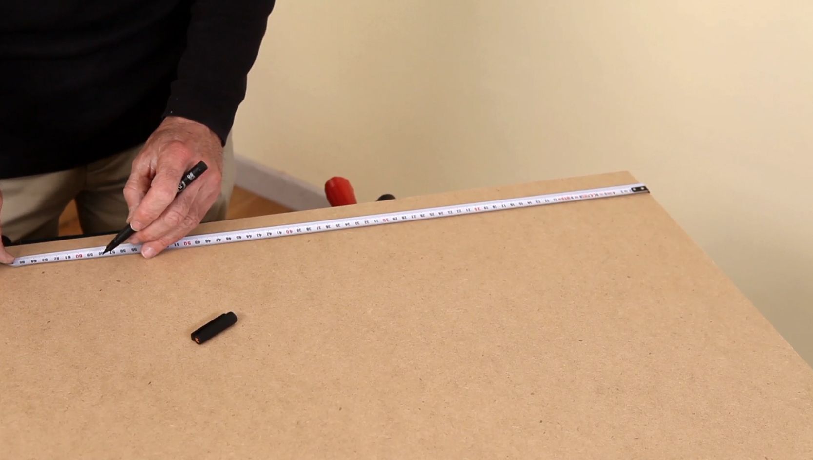 Hacer una pizarra de tiza con una caja de madera paso 1