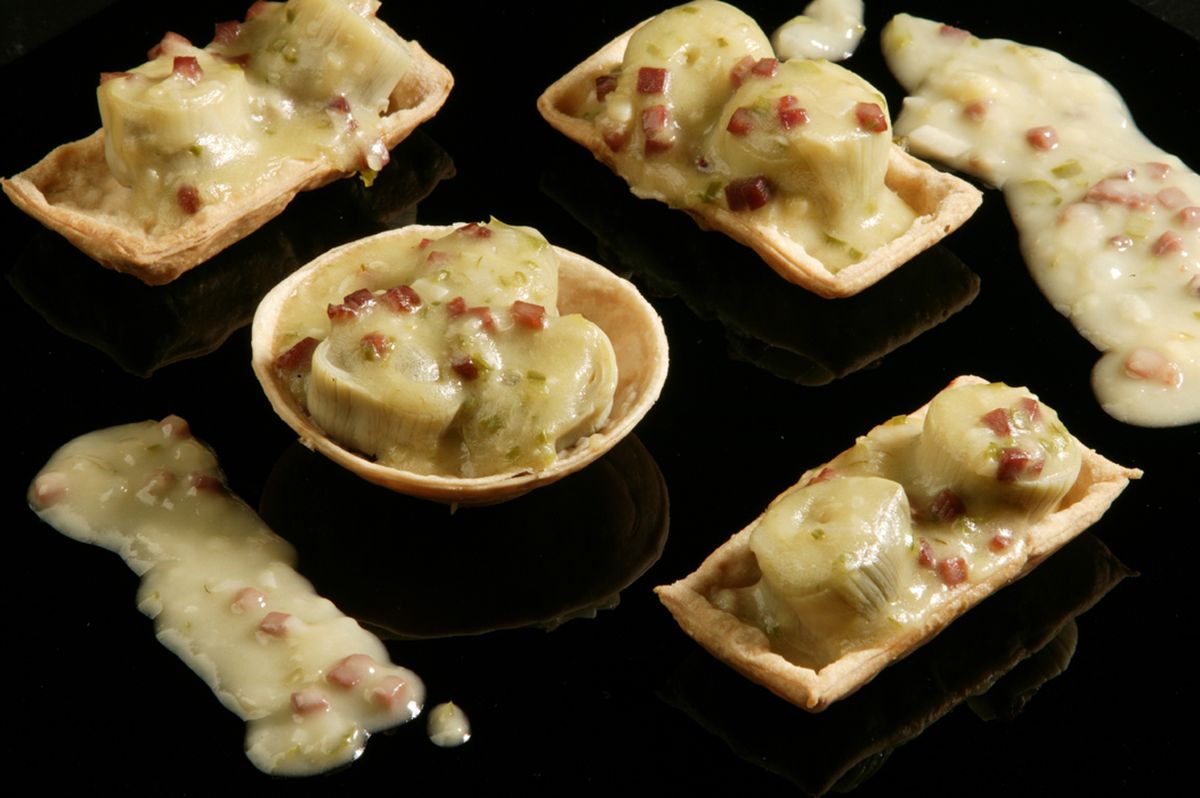 Tartaletas de alcachofas con velouté de jamón