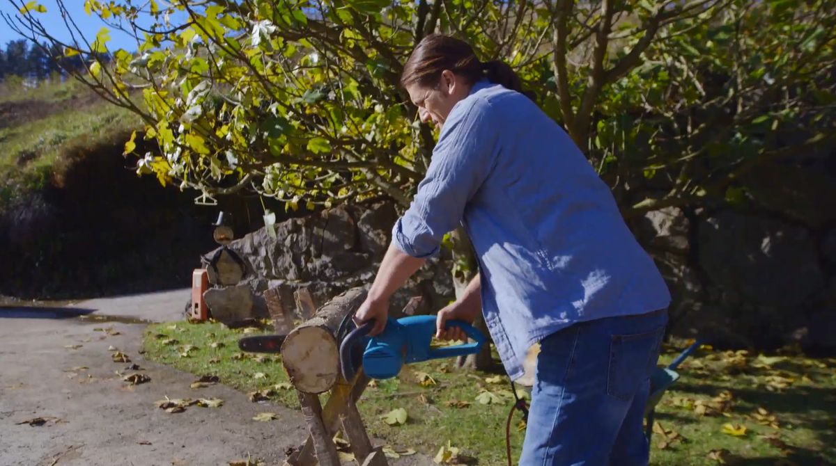 Hacer un muñeco de nieve de madera para decorar el jardín 1