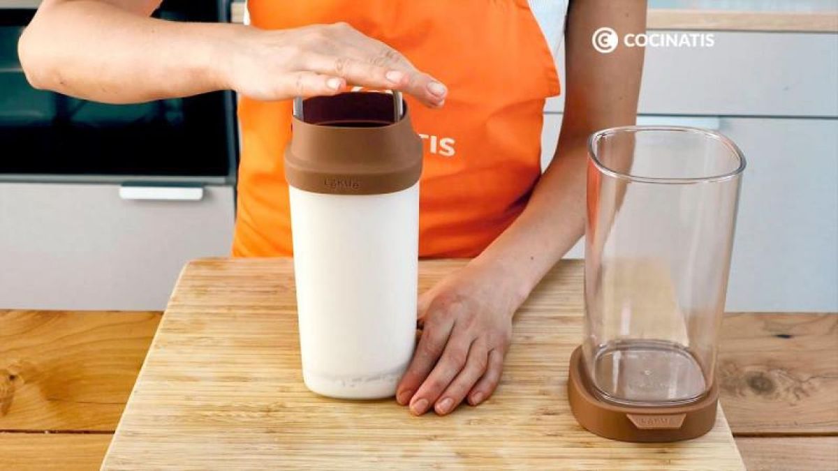 Añade la mezcla en un recipiente alto y filtra