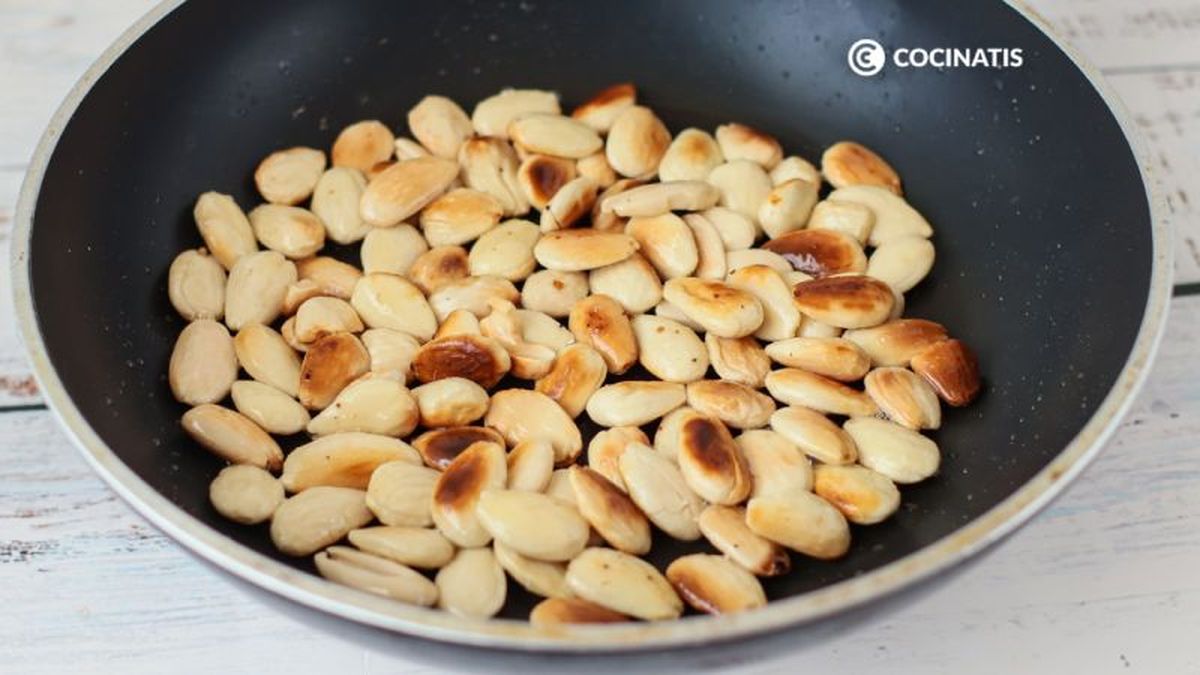 Tostamos las almendras en la sartén