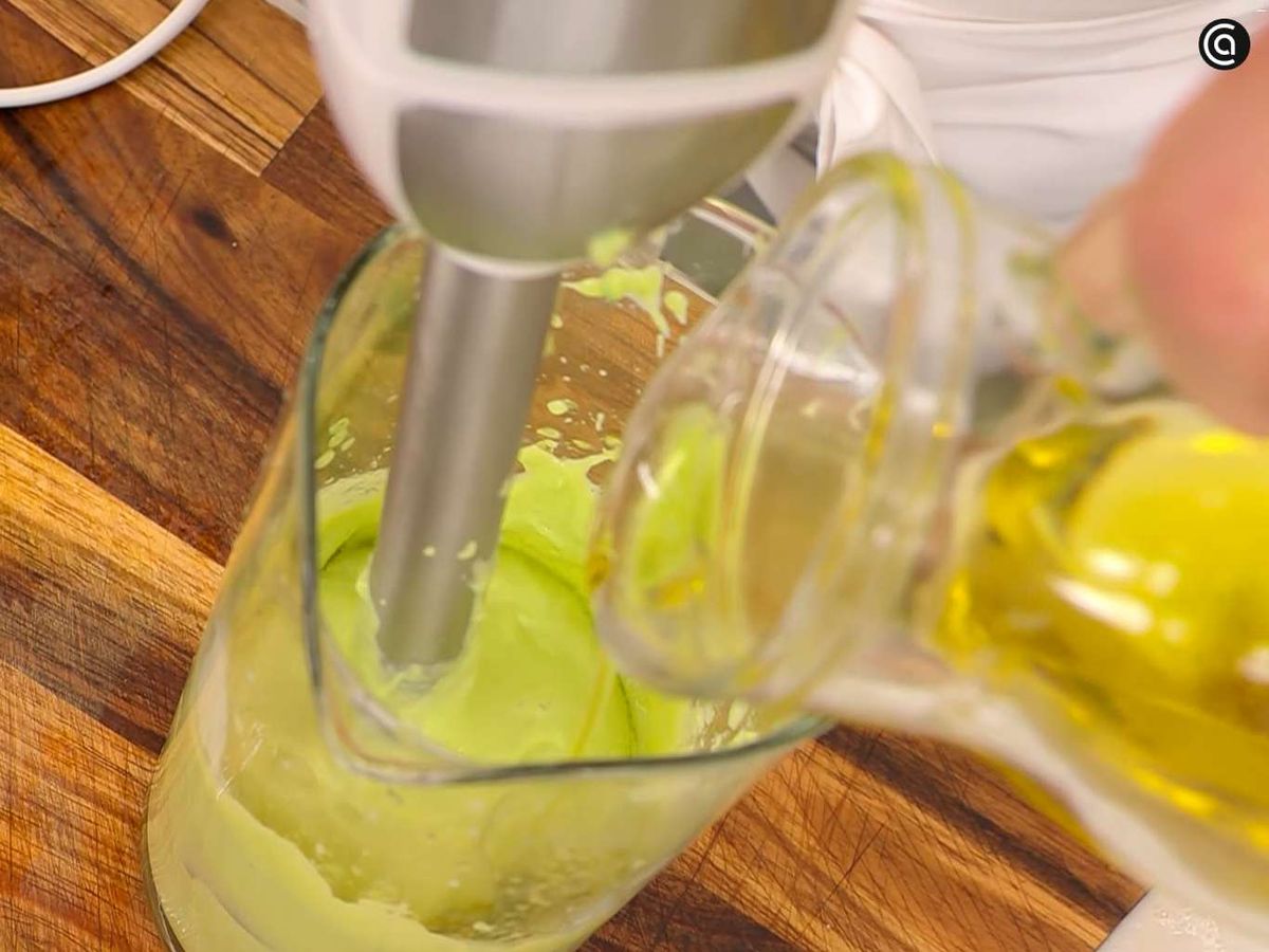Prepara la crema de aguacate