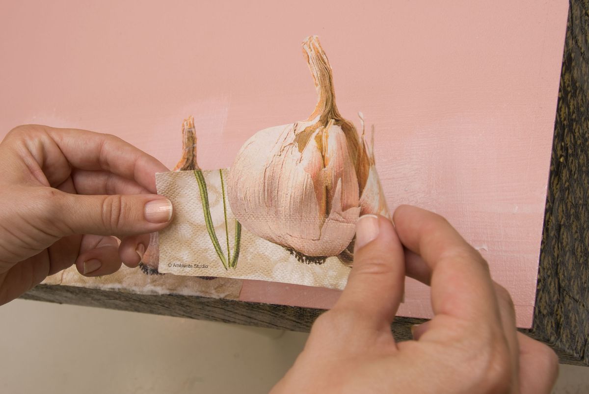 Mesa tradicional decorada con decoupage paso 9