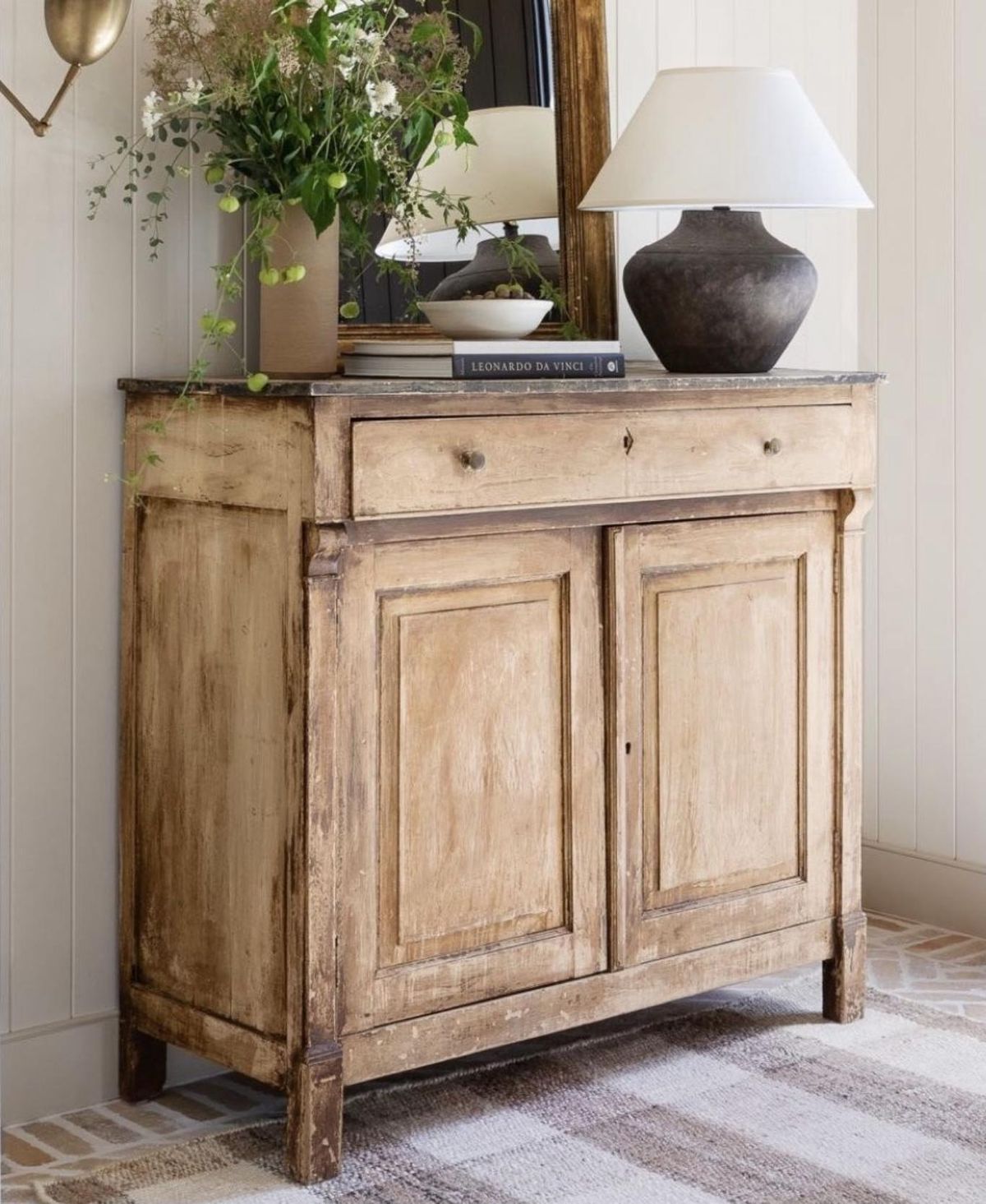 Armario vintage de estilo cabincore.