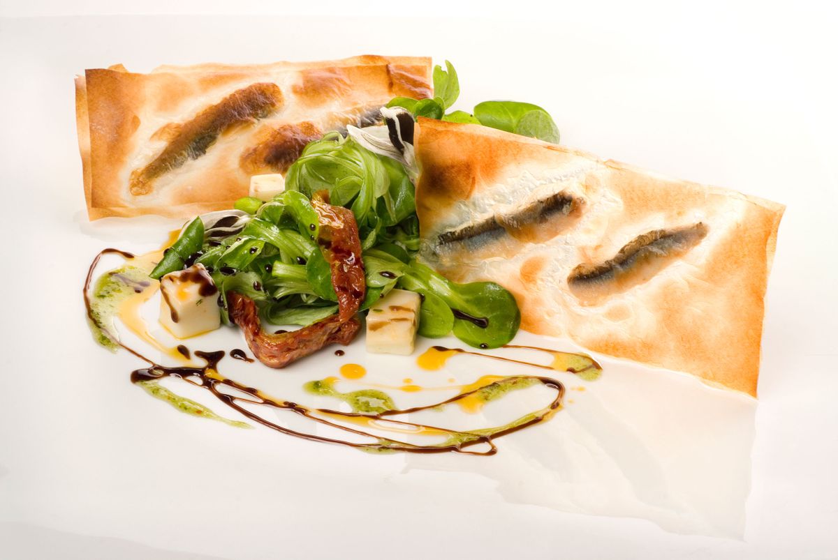 Ensalada de canónigos con hoja de anchoa