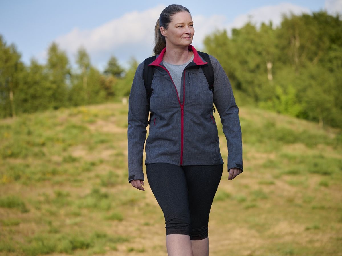 Caminata a paso ligero por el monte