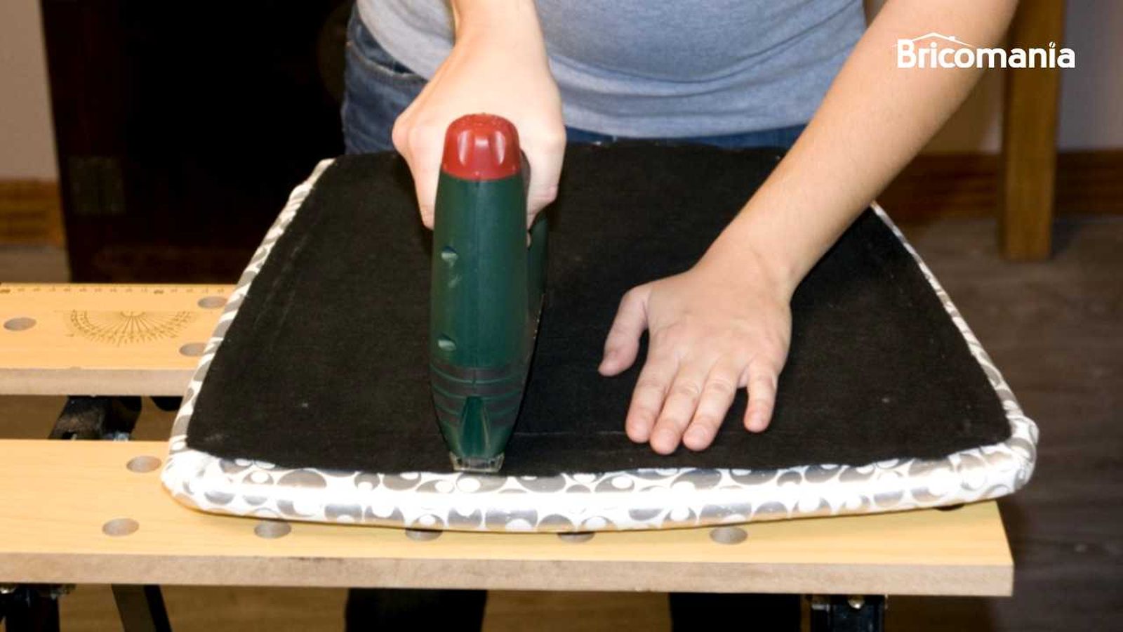 Persona tapizando un asiento