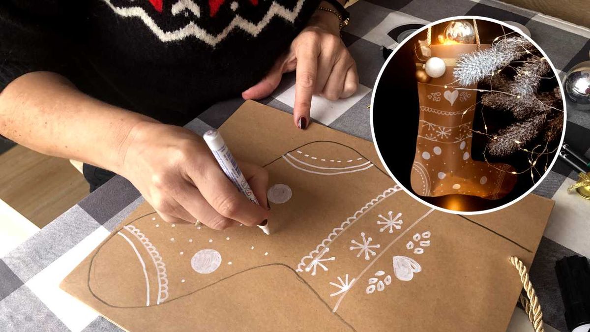 Bota de Navidad con una bolsa de papel.