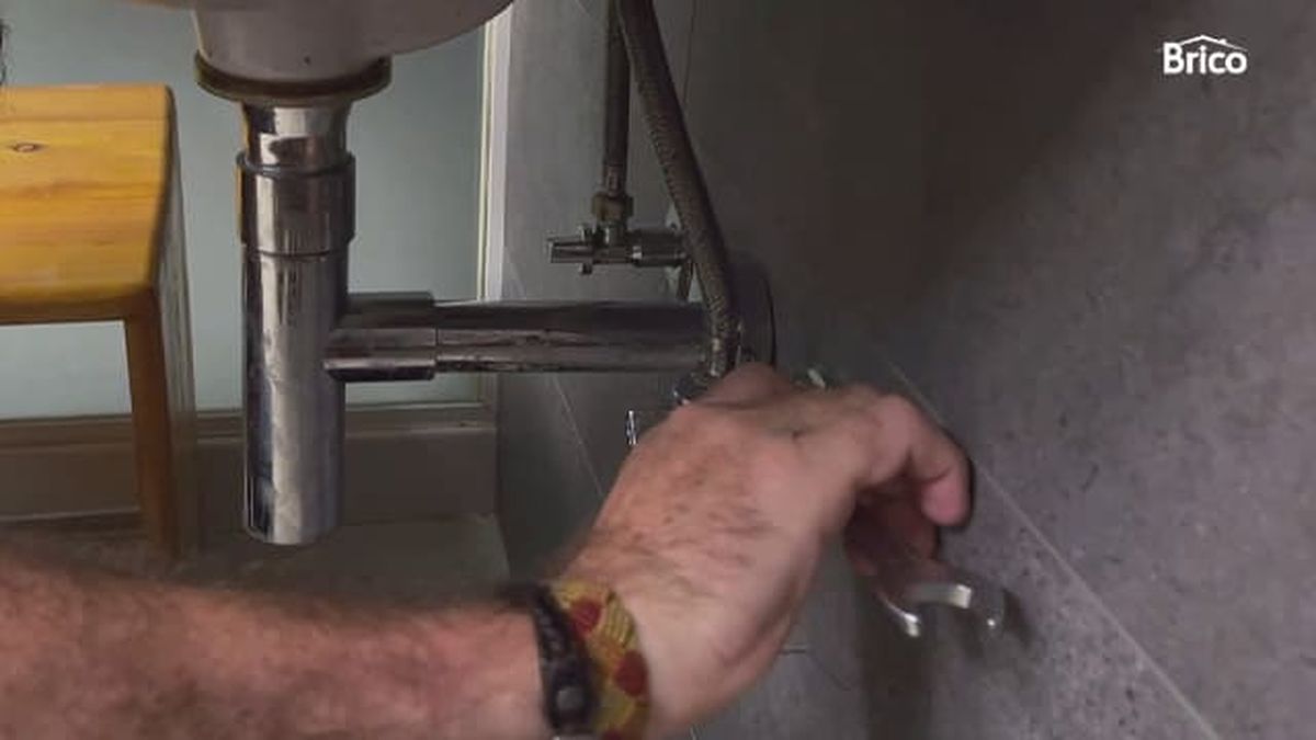 Bricomania 016 como cambiar grifo de lavabo paso3