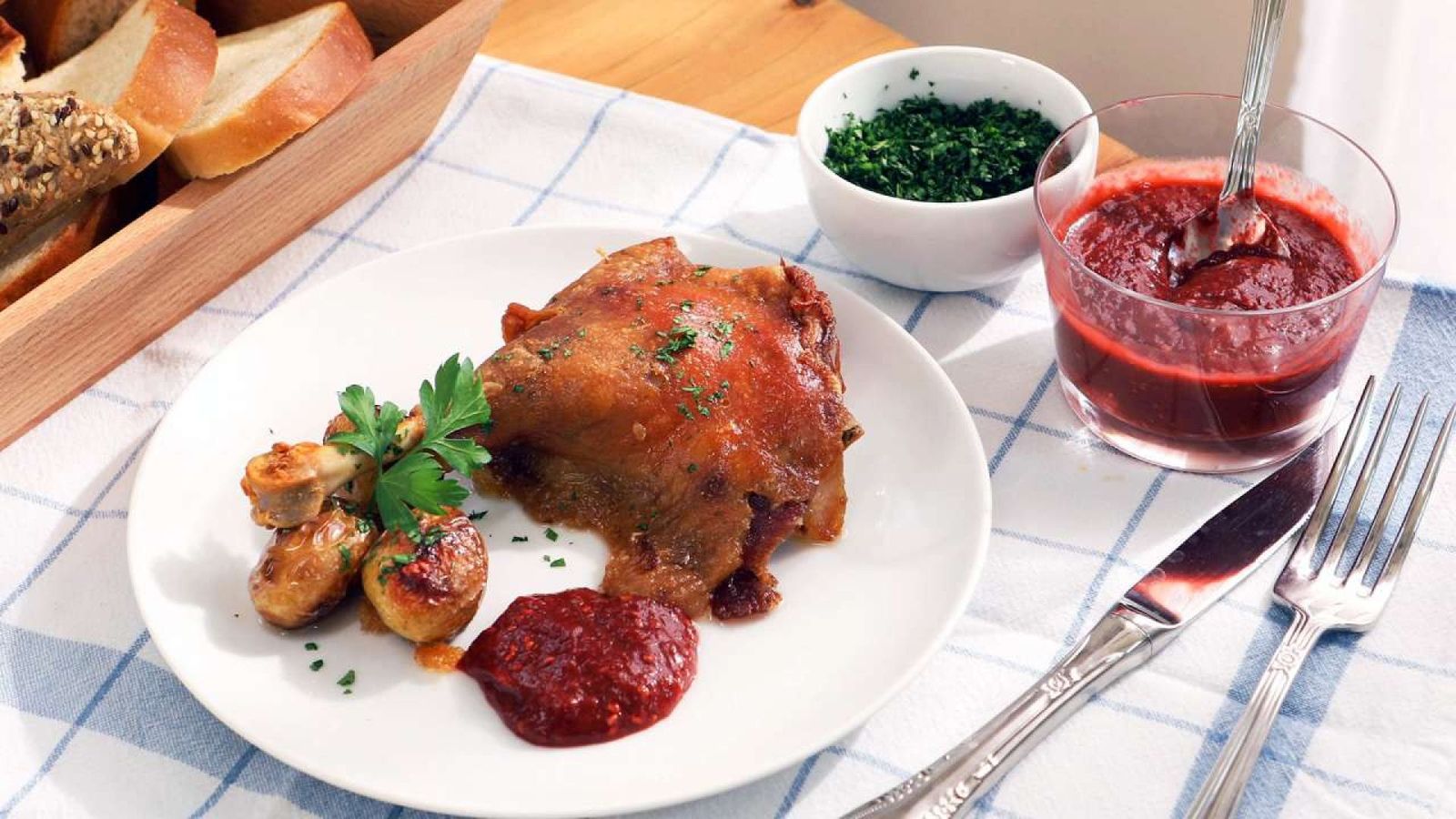 Confit de pato con salsa de frambuesa