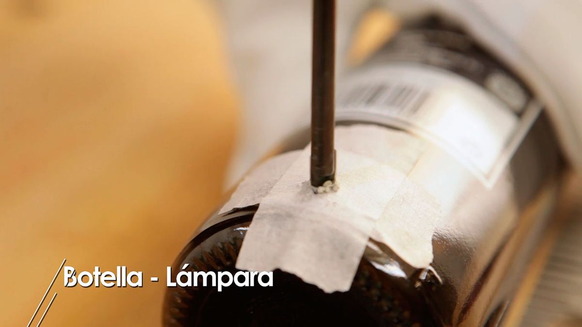 Cómo hacer una lámpara de mesa con una botella de cristal paso 3