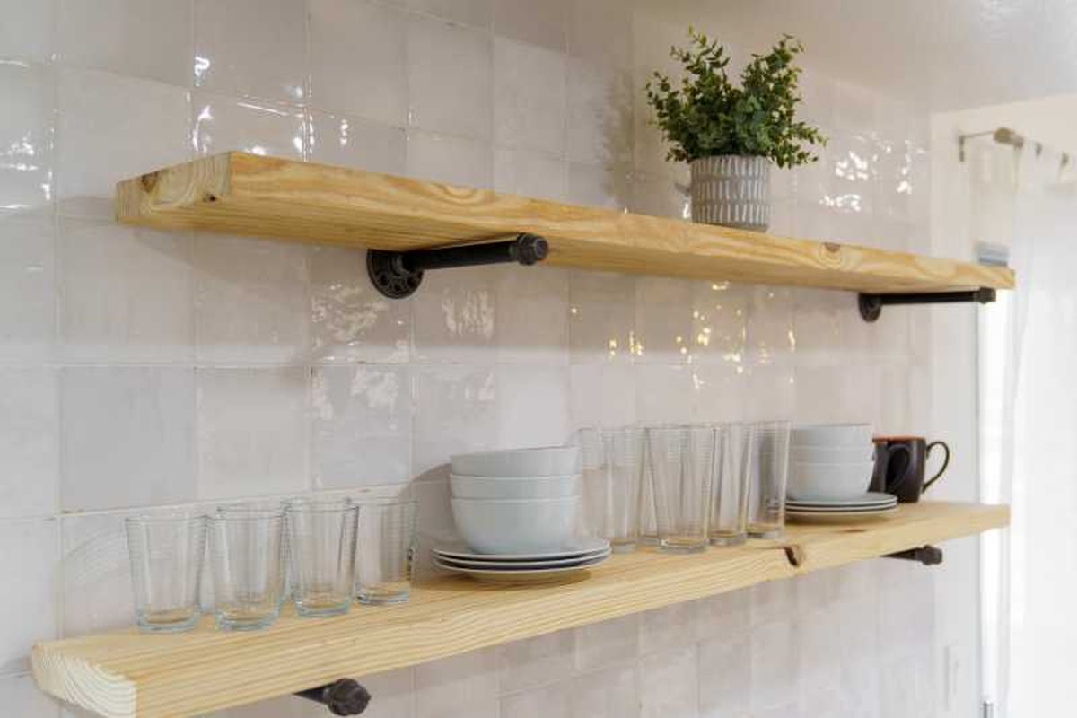 Baldas de pared con cuencos en la cocina.