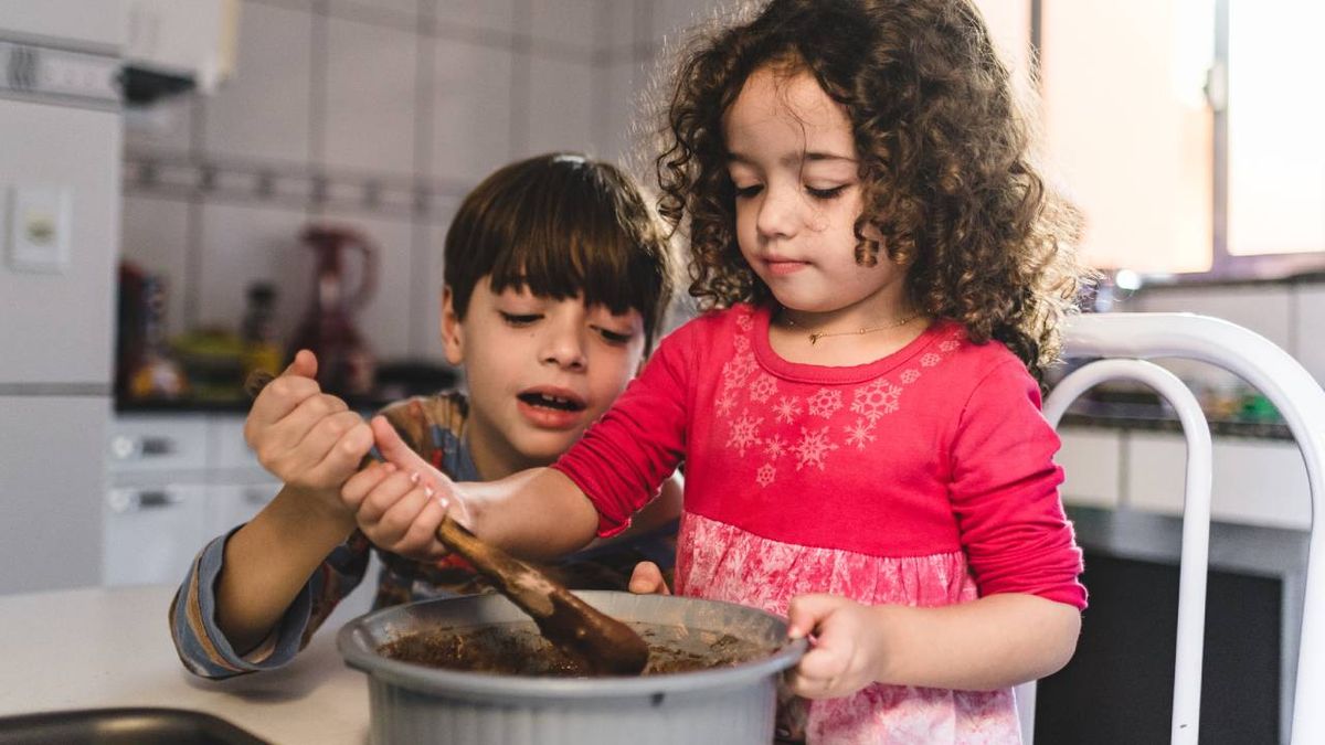 ninos cocinando tarta chocolate