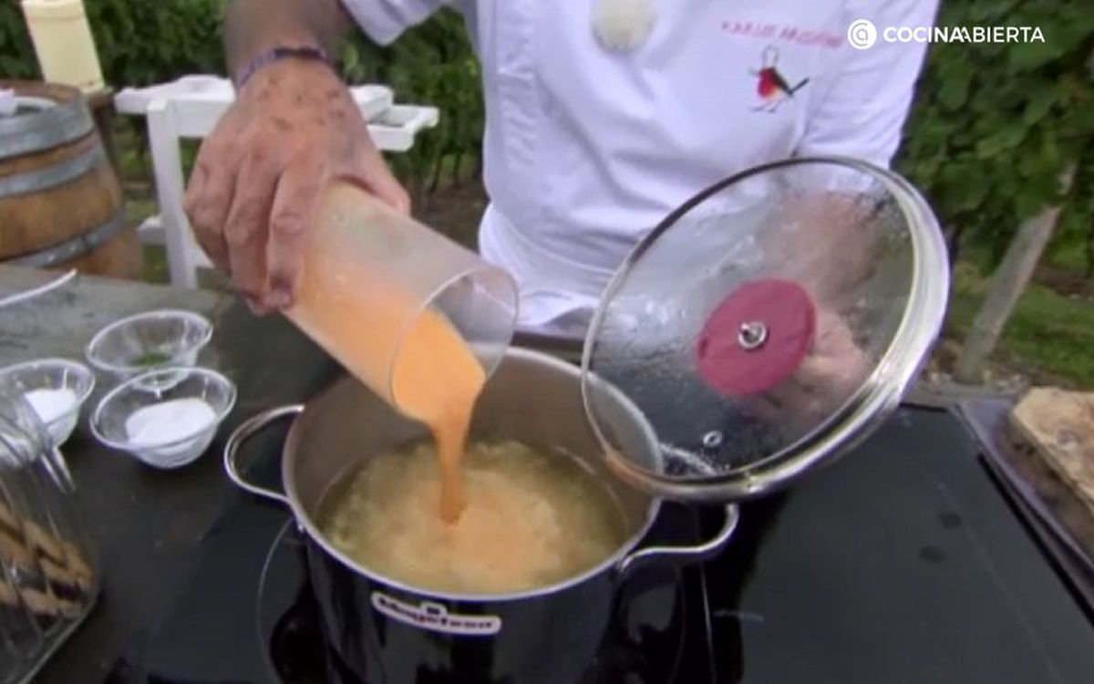 Incorpora las verduras batidas al caldo