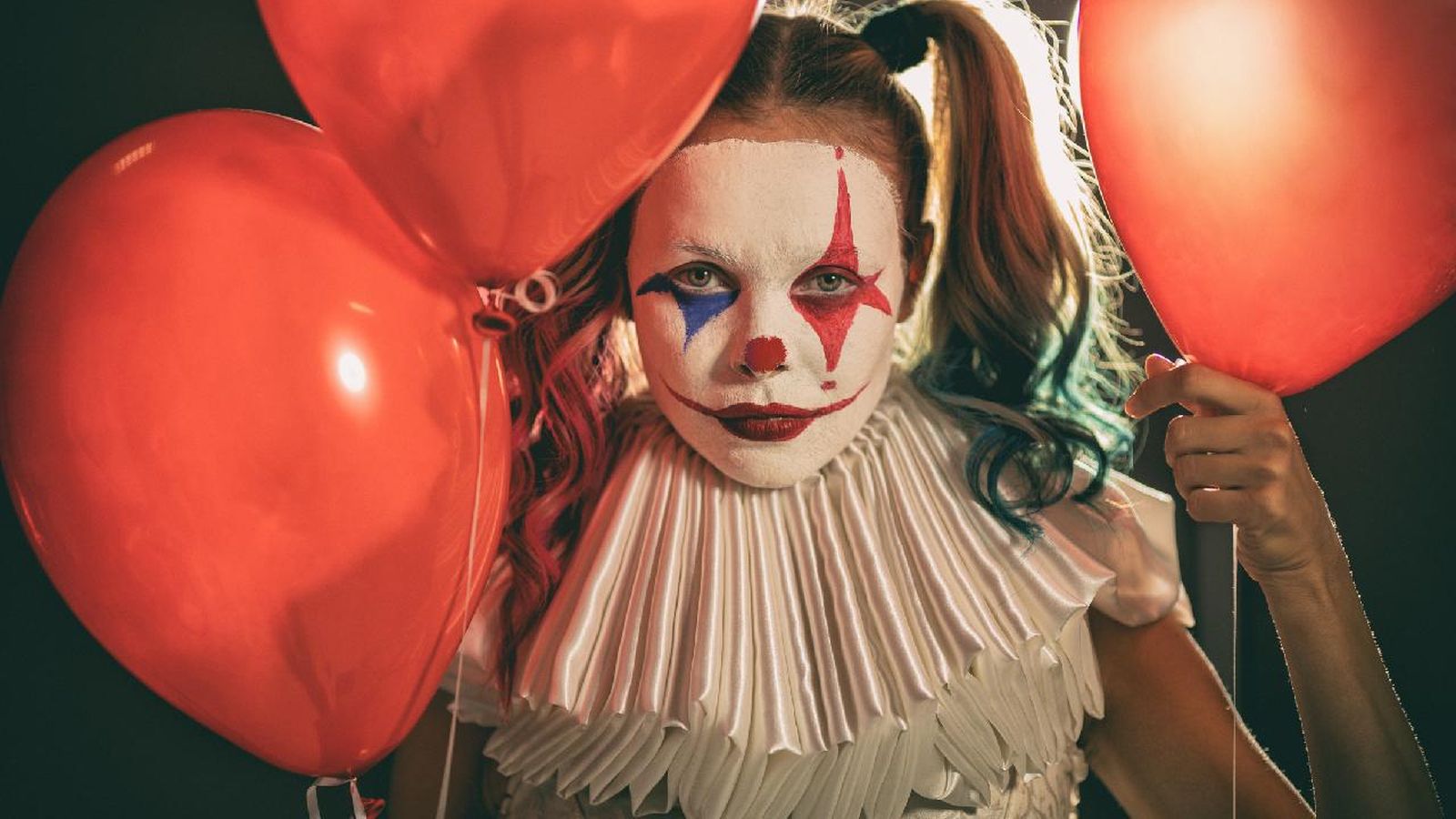 Un simple globo rojo puede ser un elemento aterrador para un disfraz de payaso  en Halloween
