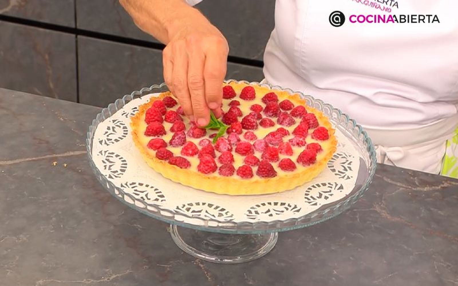 Retira la tarta del frigorífico y adorna con hojas de menta
