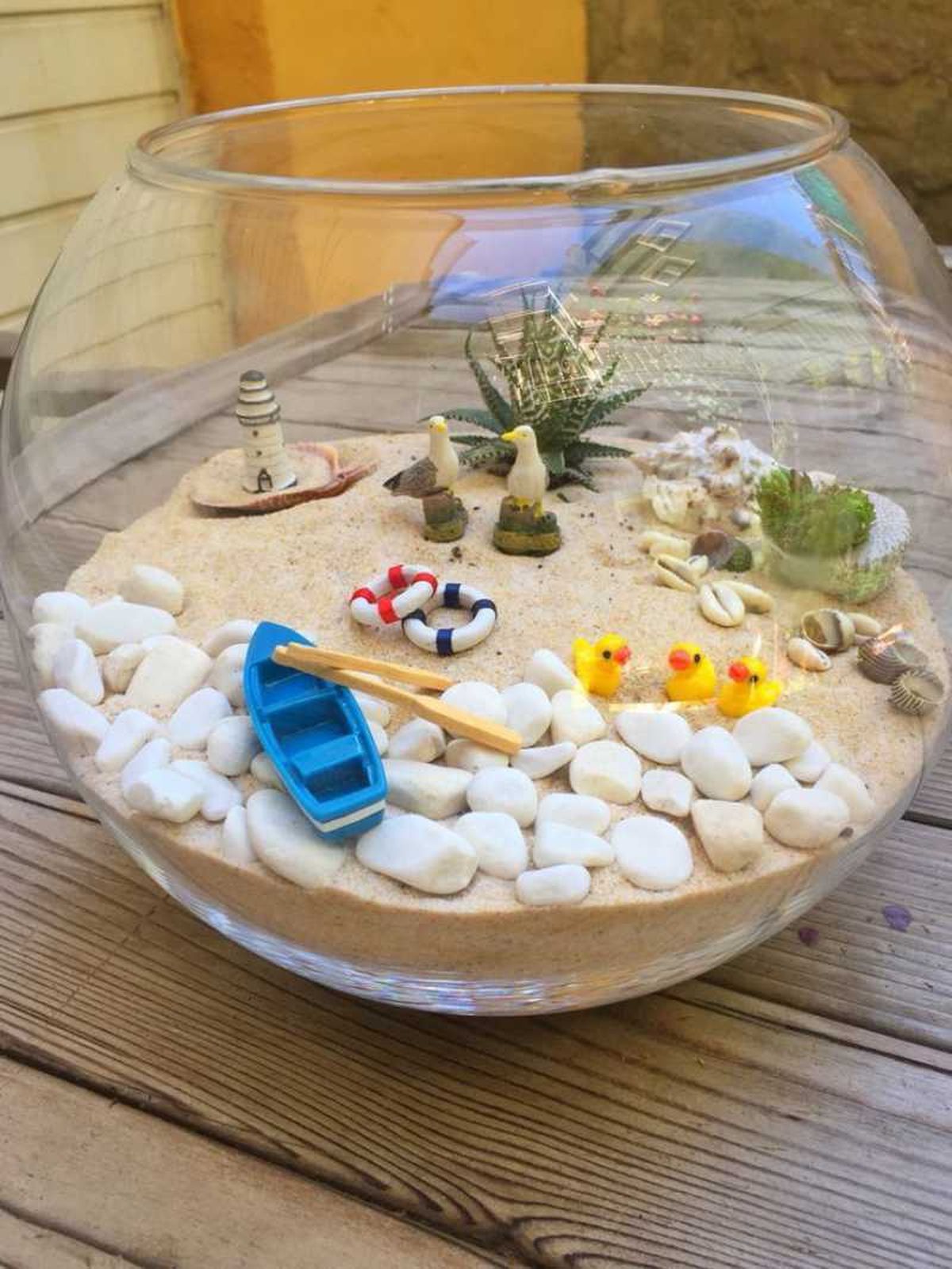 Pecera reutilizada con adornos de playa