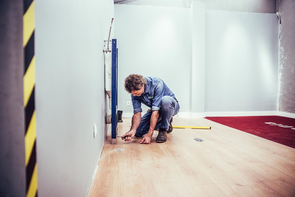 Cómo colocar un inodoro suspendido paso 6