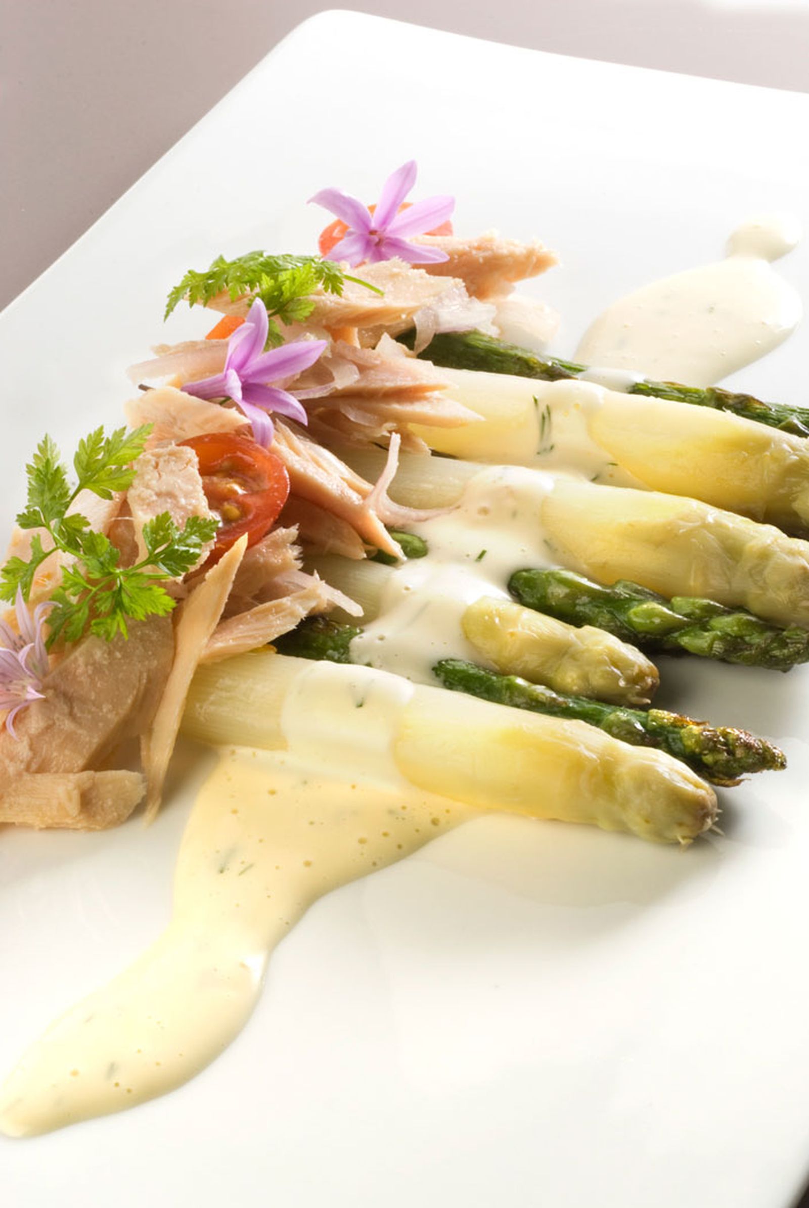 Dos espárragos con atún