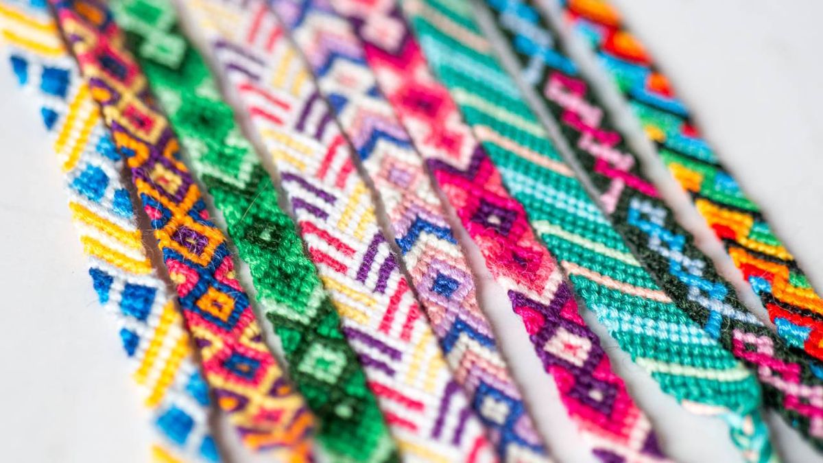 Pulseras de hilo étnicas de colores.