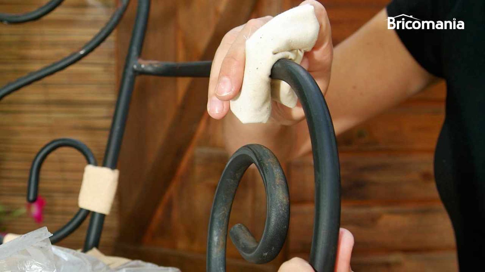 Una silla de exterior de hierro