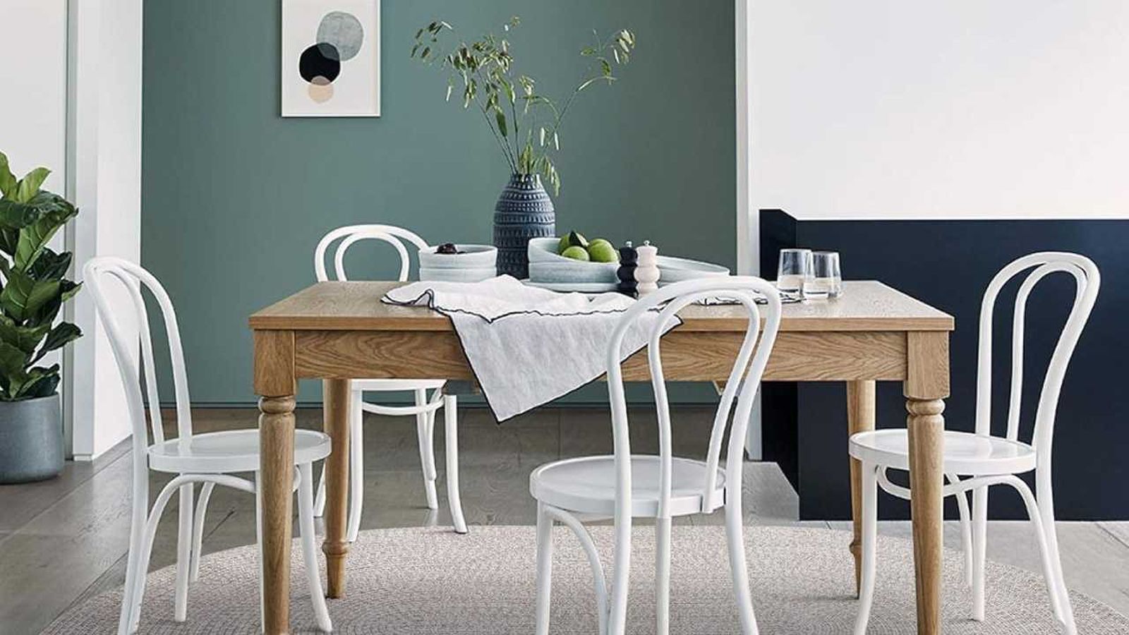 Comedor con sillas blancas pintadas con pintura a la tiza.