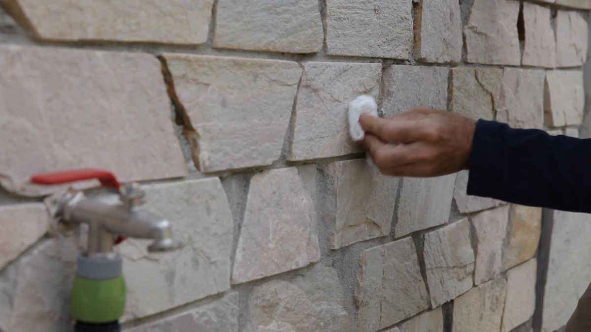 Cómo colocar un tornillo adhesivo paso 1