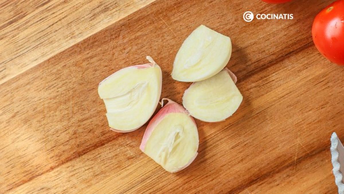 Cortamos los dientes de ajo por la mitad sin pelarlos
