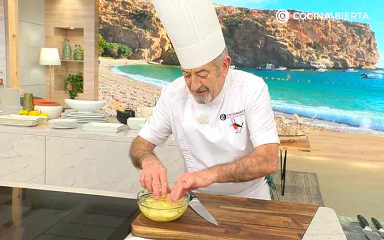 Pon las patatas en agua