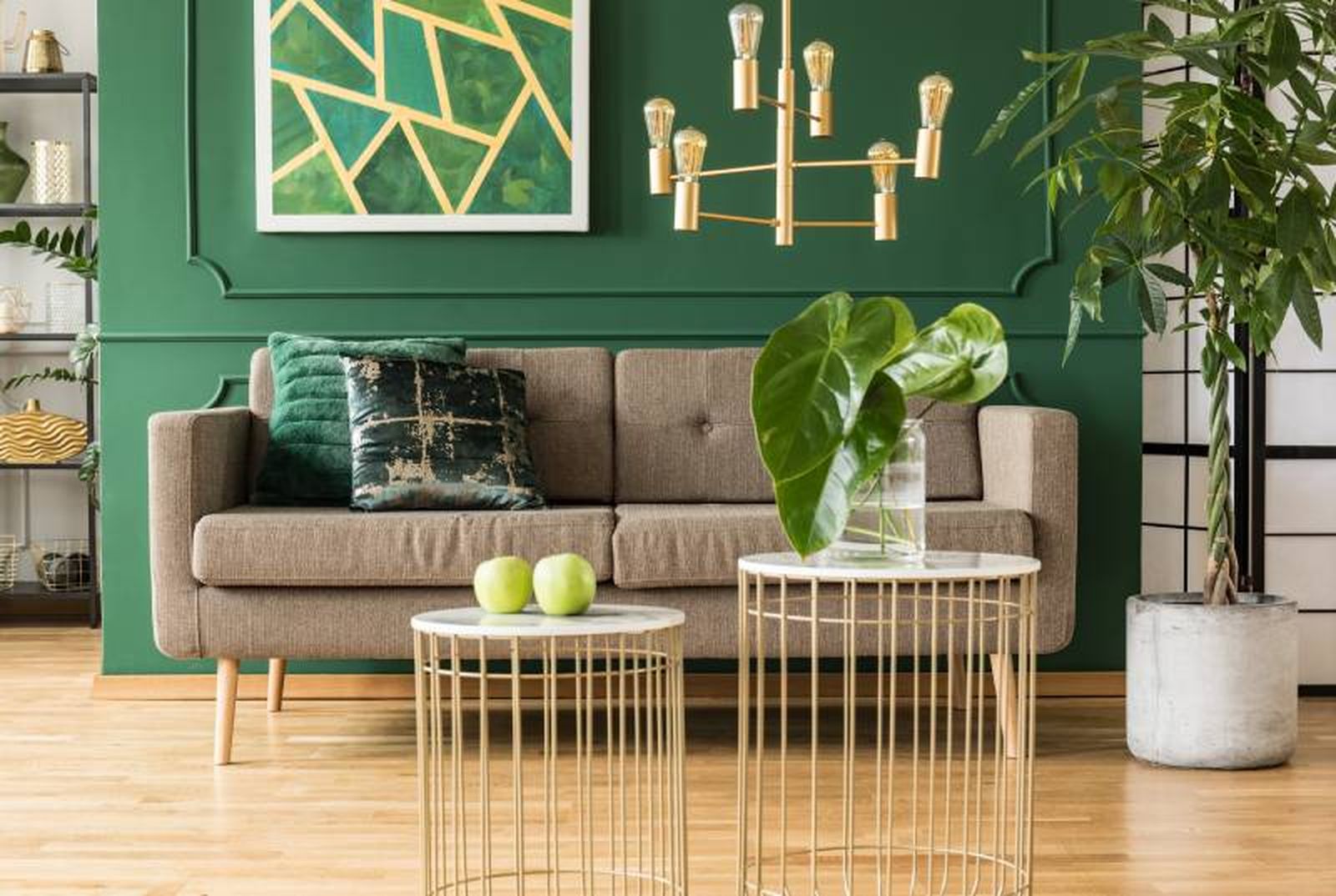 Salón con pared y complementos en verde hoja