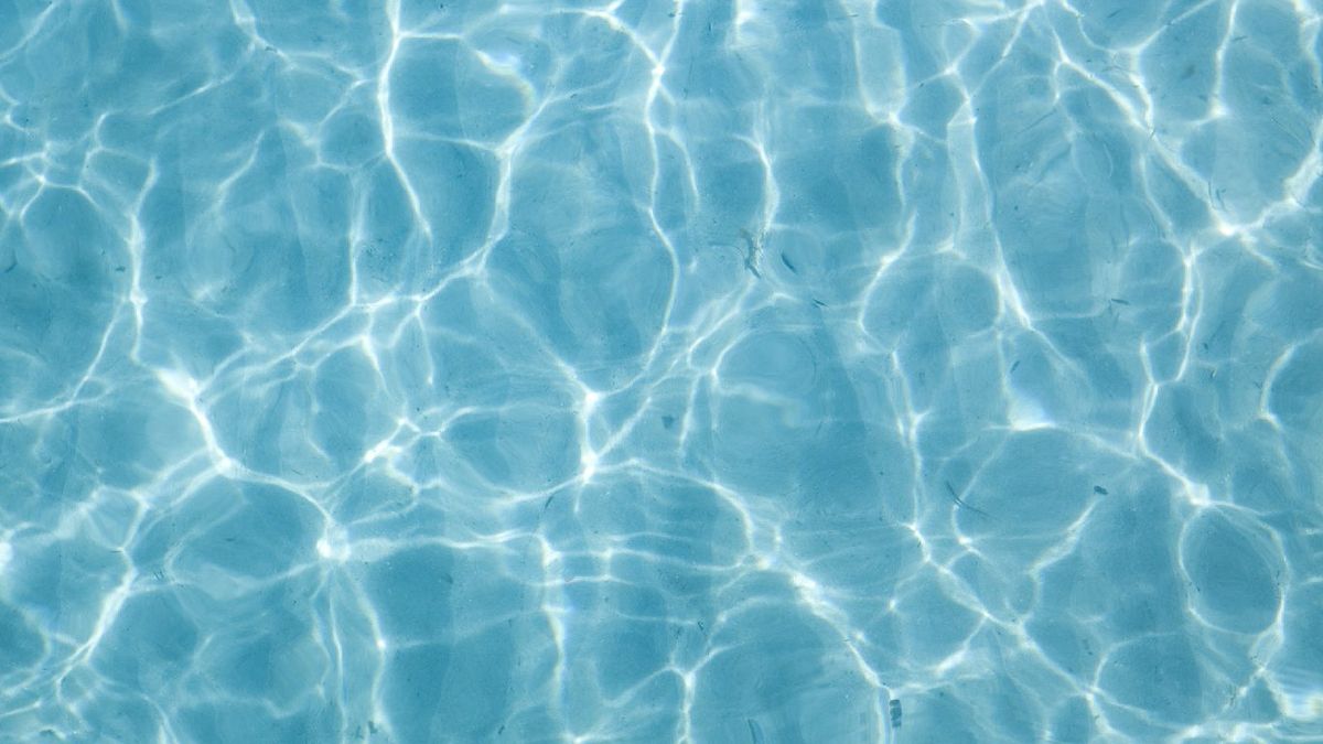 Agua en una piscina