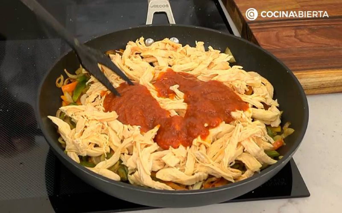 Elaboración de la receta de boniato con pollo y verduras - Cocina el relleno de pollo y verduras