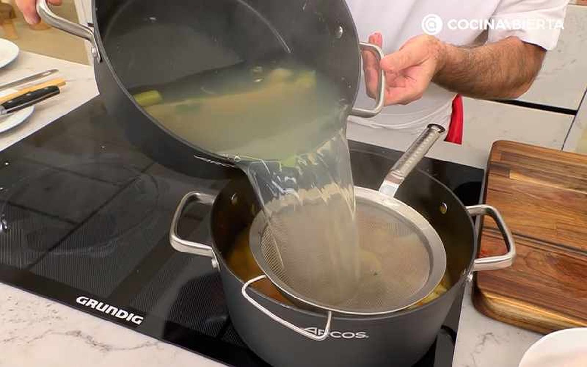 Vierte el caldo de pescado