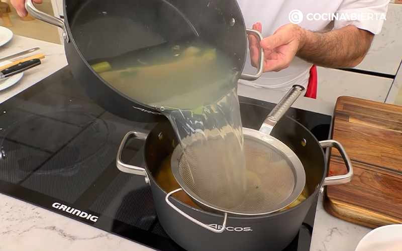 Vierte el caldo de pescado