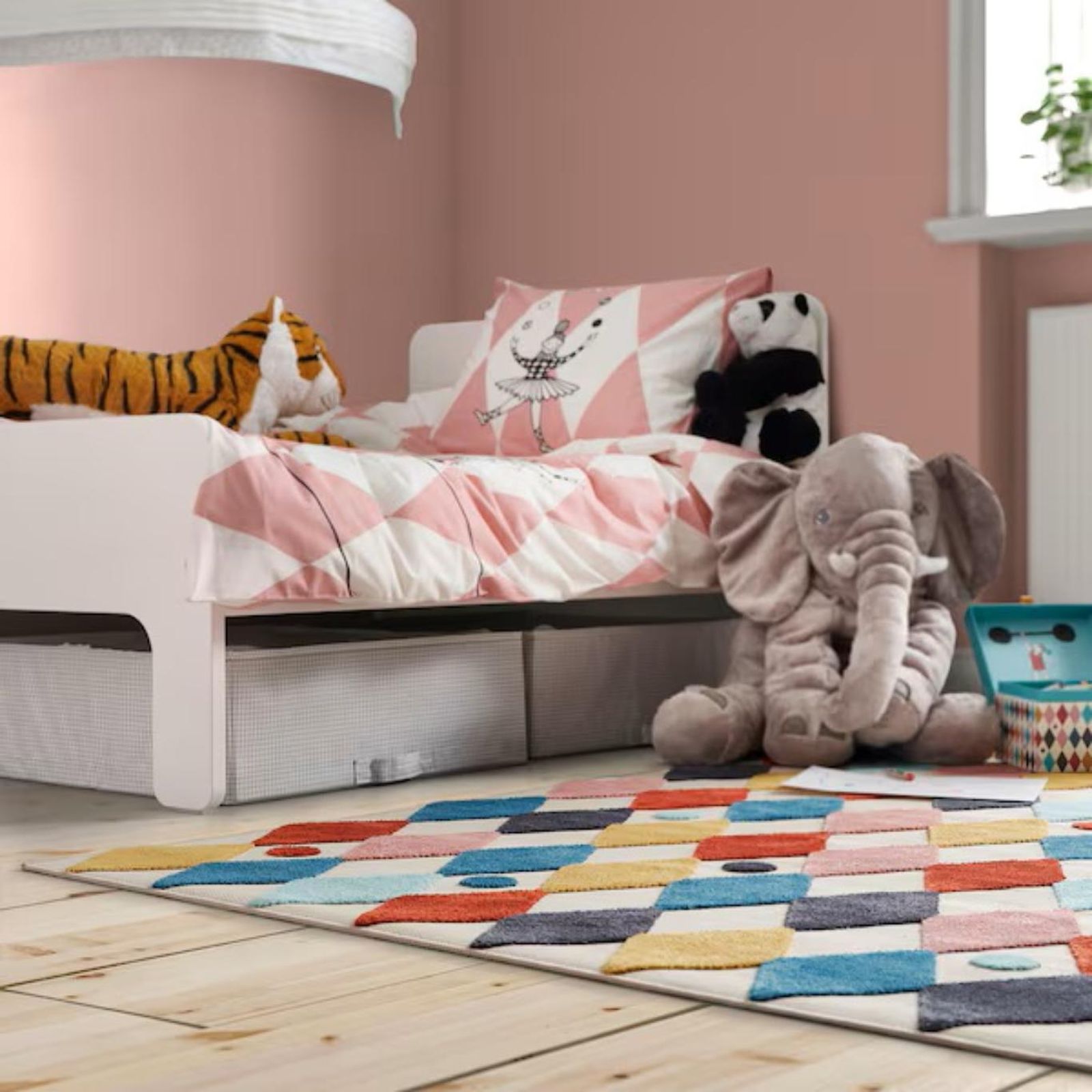 Habitación infantil decorada en rosa.