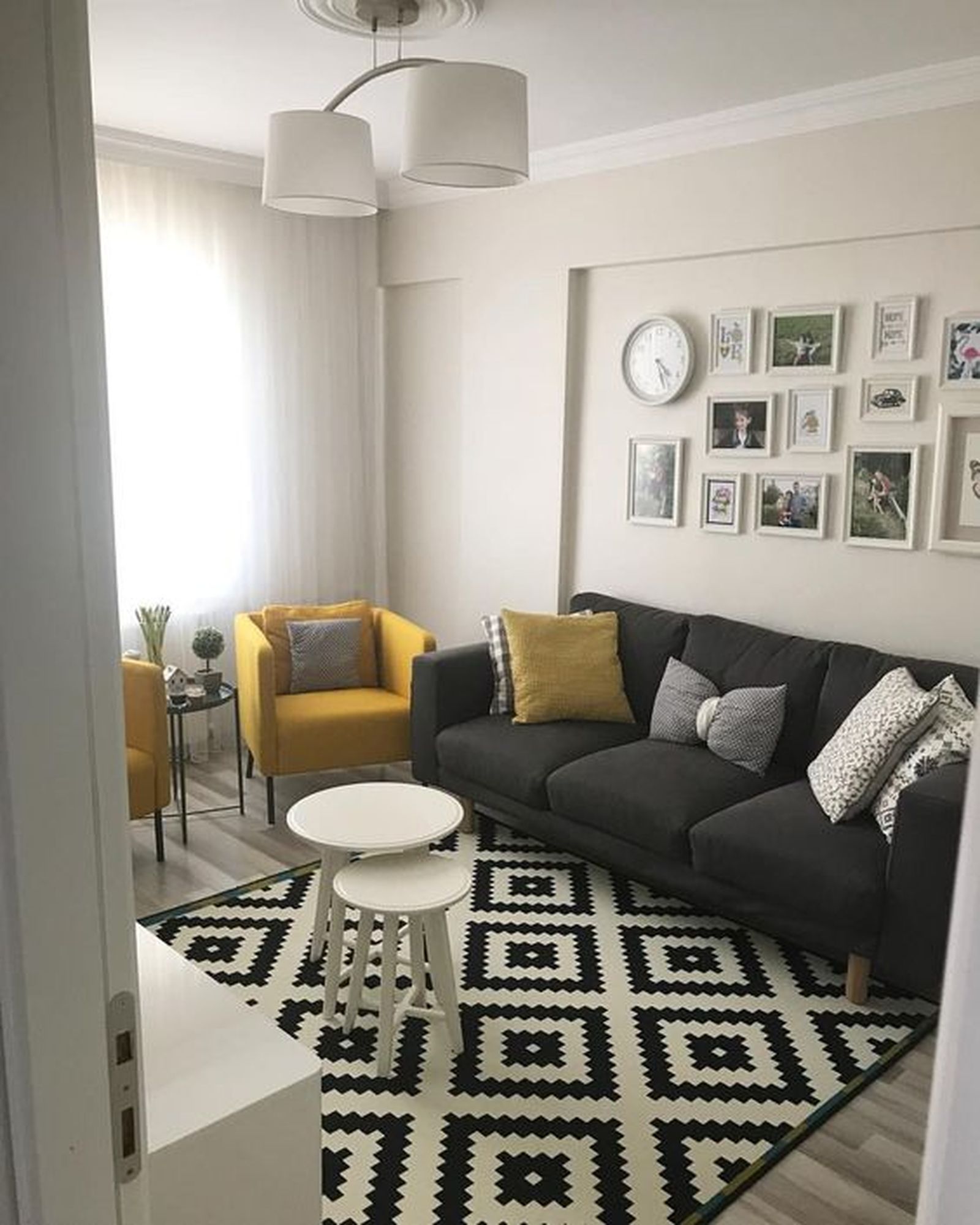 salon gris marengo con amarillo 3