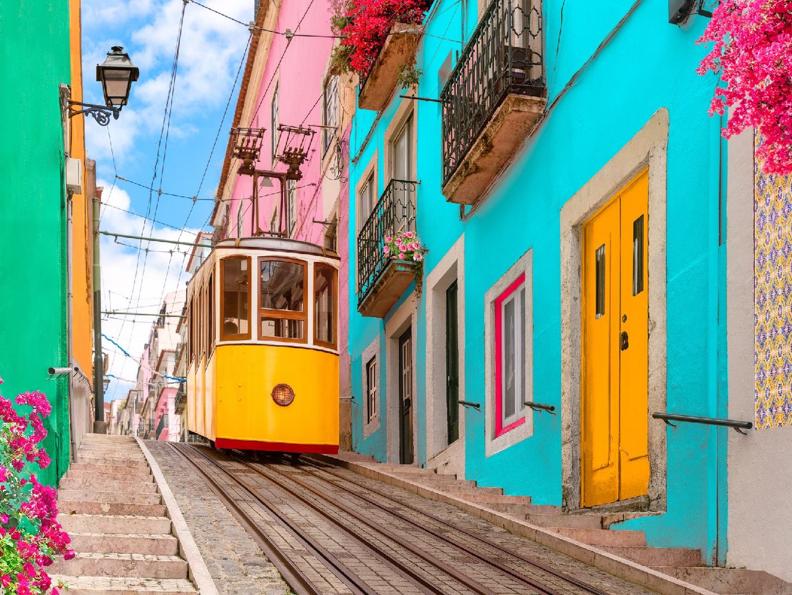 Típico tranvía en una calle de Lisboa, Portugal