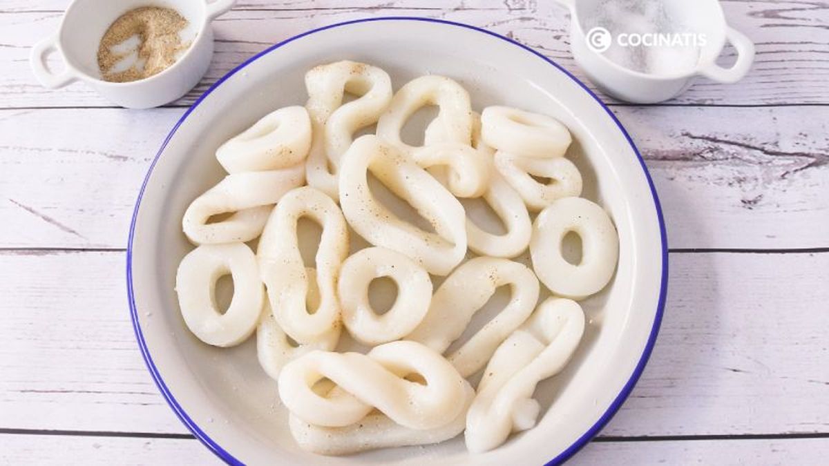 Salpimentamos las anillas de calamar