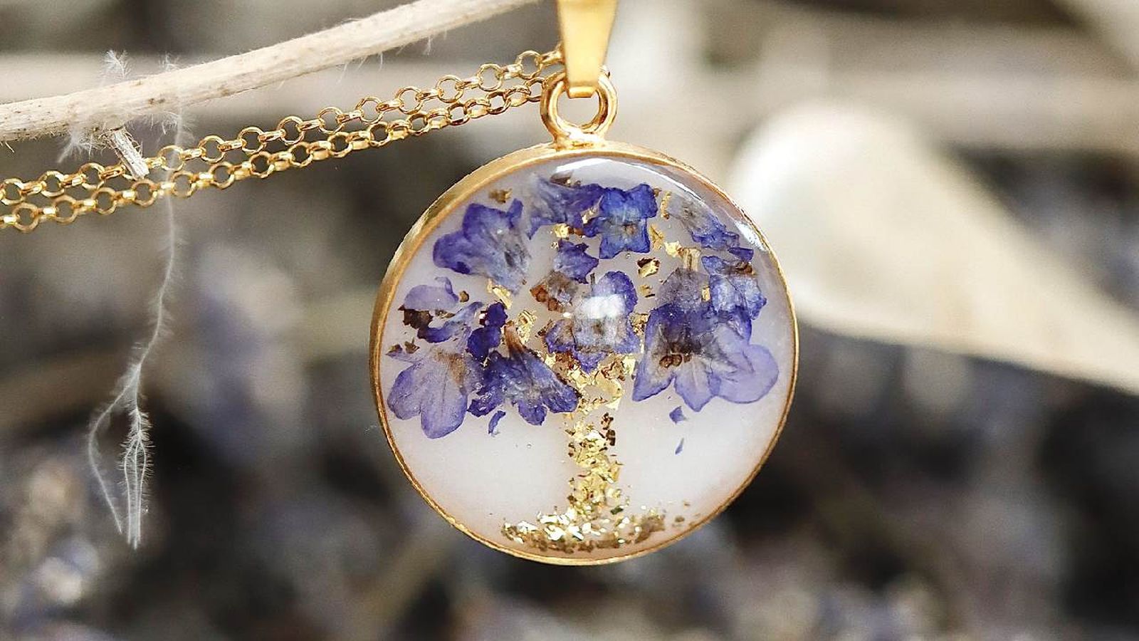 Colgante realizado con leche materna y flores