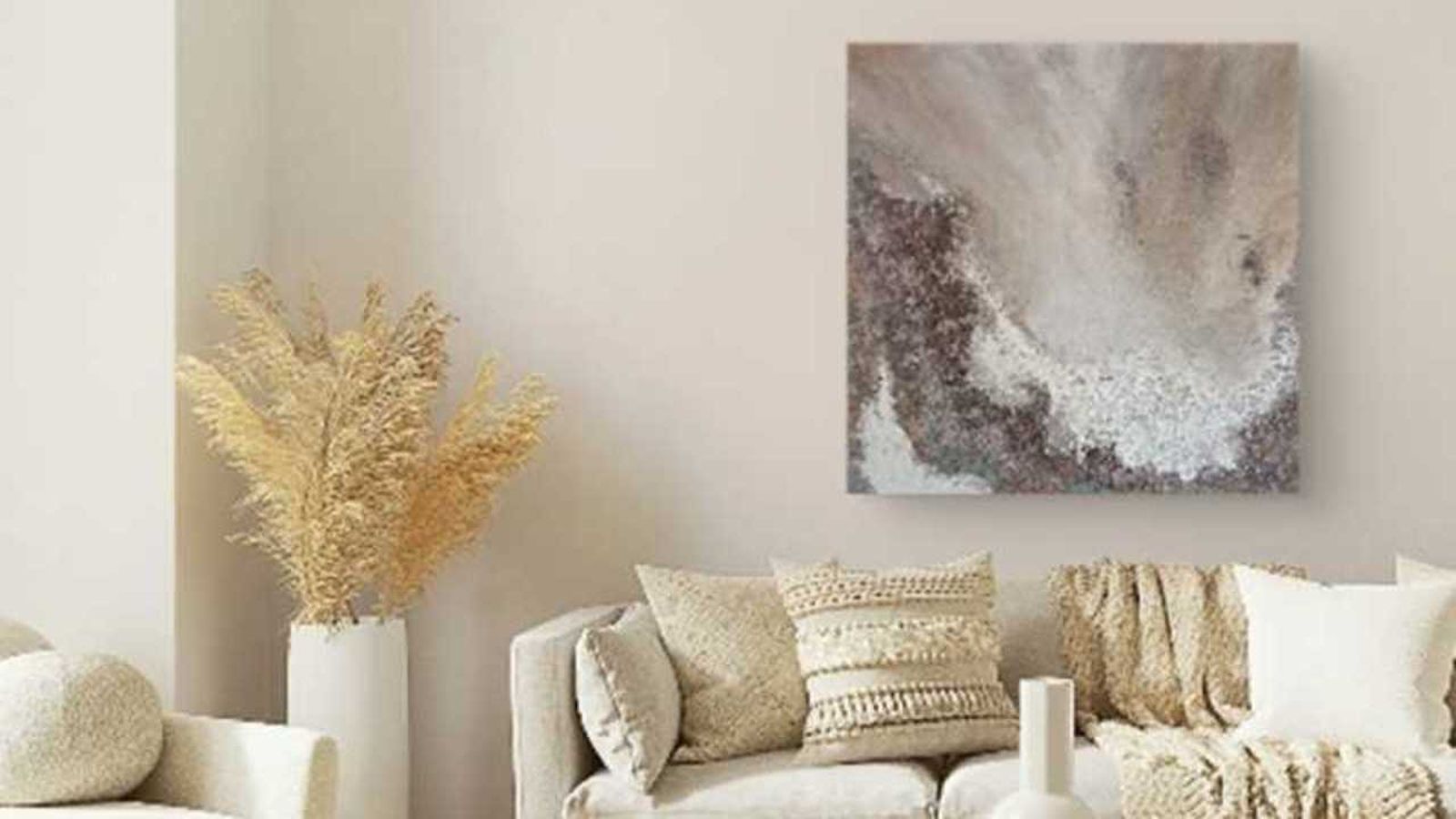 Salón con cuadro Bruma de Lola Castillejos.