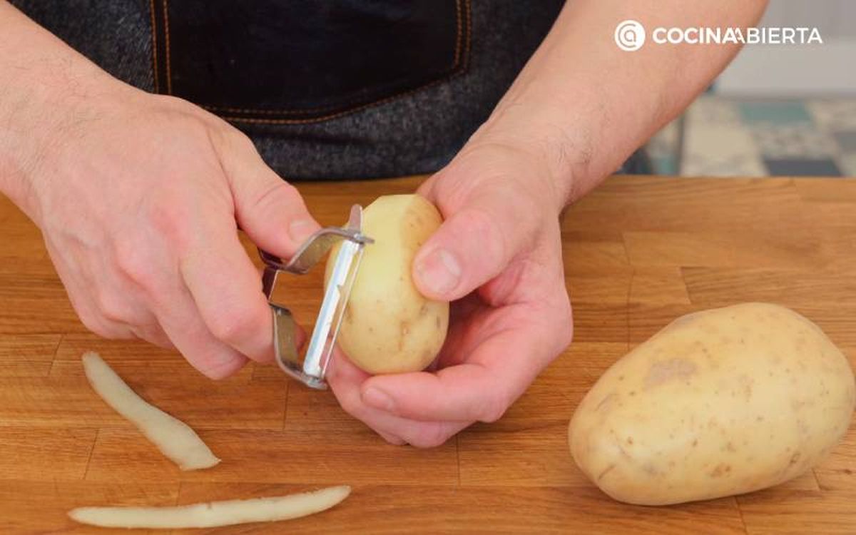 Elaboración de la receta de albóndigas con patatas - Pela y corta las hortalizas